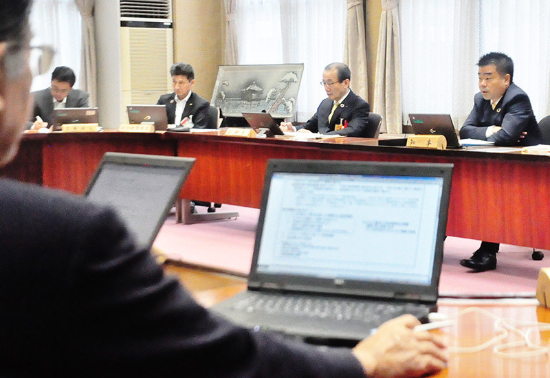 予算案編成に向けた会議で部長らに指示をする三日月大造滋賀県知事(奥右端)=滋賀県庁で、大原一城撮影