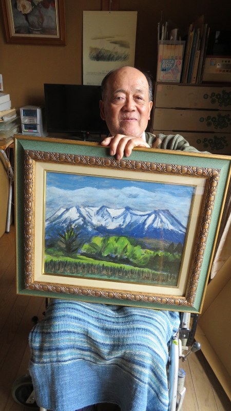 作品を手にする栗木基晴さん=江南市の自宅で
