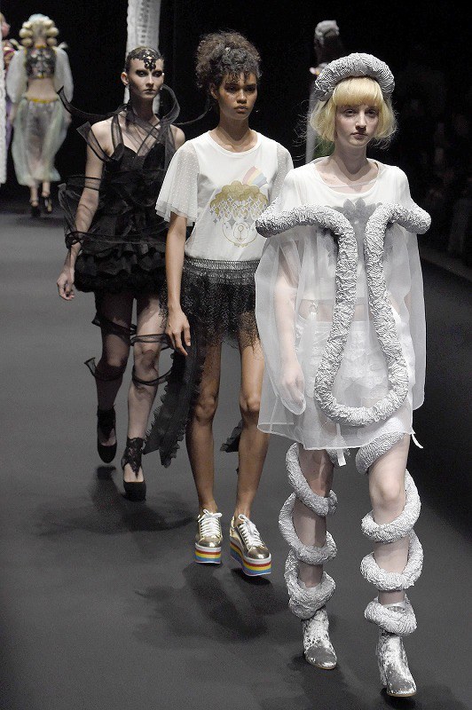 ファッション・ウィーク東京：アイドルの相沢さんデビュー [写真