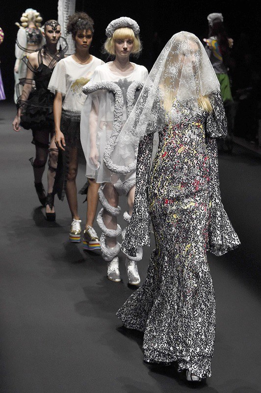 ファッション・ウィーク東京：アイドルの相沢さんデビュー [写真