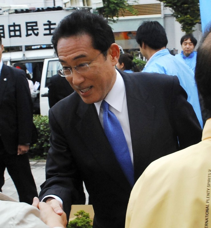 街頭で支持を訴える岸田政調会長=大阪府富田林市で2017年10月19日、藤顕一郎撮影