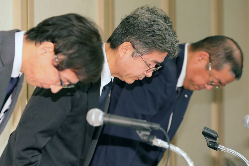 記者会見の冒頭、頭を下げる神戸製鋼所の梅原尚人副社長(中央)ら=東京都港区で2017年10月20日午後6時31分、和田大典撮影