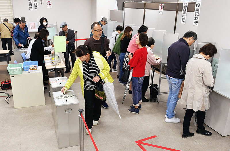 混み合う期日前投票所=大阪市北区役所で2017年10月21日午前10時15分、小関勉撮影