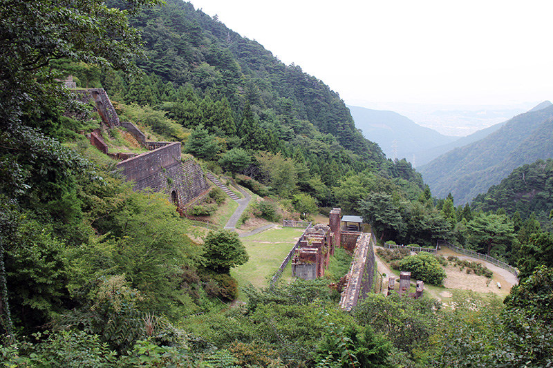 遠くに新居浜の市街地と瀬戸内海を望む別子銅山の東平エリア=愛媛県新居浜市で、長尾真希子撮影