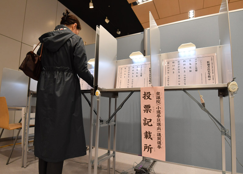 投票用紙に候補者名を記入する有権者=東京都千代田区で2017年10月22日午前11時58分、宮間俊樹撮影