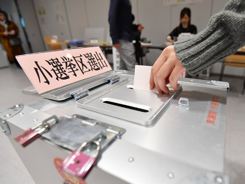 投票する有権者=東京都千代田区で2017年10月22日午前11時52分、宮間俊樹撮影