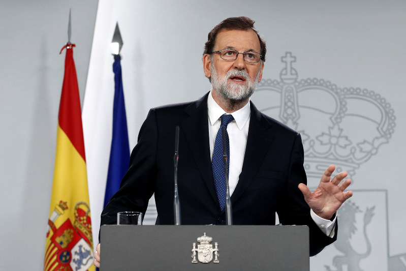 カタルーニャ独立問題をめぐる臨時閣僚会議後に記者会見するスペインのラホイ首相=マドリードで2017年10月21日、ロイター