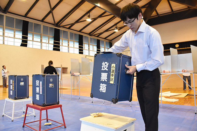 小選挙区用の投票箱を設置する担当者=徳島市徳島町城内の内町小学校体育館で、松山文音撮影