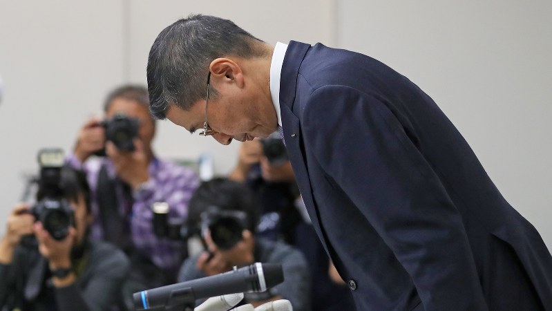 新車の無資格検査問題を受けた記者会見で、頭を下げる日産自動車の西川広人社長=2017年10月19日、小出洋平撮影
