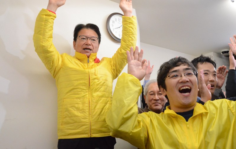 当確の報を受け、支援者らと万歳で喜ぶ長妻昭氏=中野区で22日午後8時13分