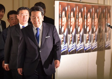 衆院選で躍進し、記者会見に臨む立憲民主党の枝野幸男代表（手前）＝東京都港区で２２日午後１１時３８分、西本勝撮影