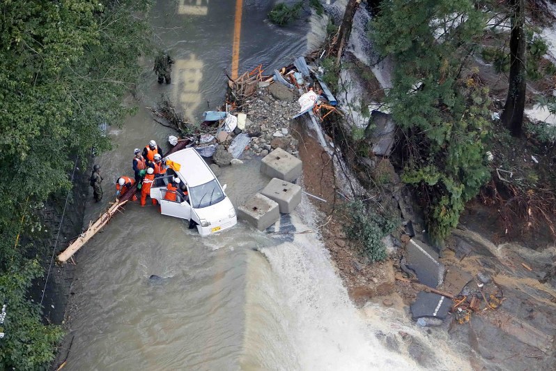 水没した車の救出活動を行う消防関係者ら=大阪府岸和田市で23日午前9時2分、本社ヘリから小関勉撮影