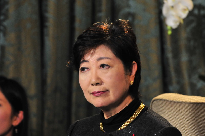 報道陣の質問に耳を傾ける希望の党の小池百合子代表=パリで22日、賀有勇撮影