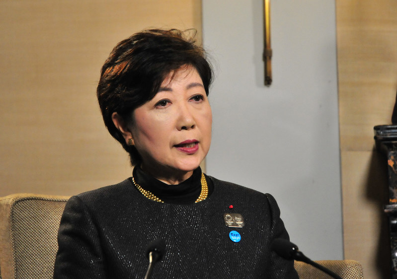 報道陣の取材に応える希望の党の小池百合子代表=パリで2017年10月22日、賀有勇撮影
