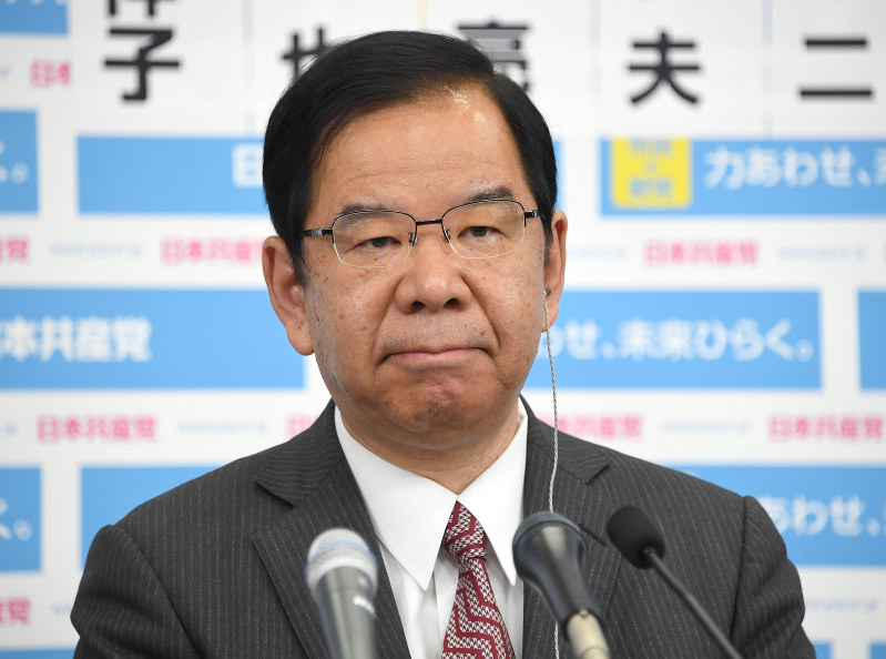 着席しテレビ出演に備える志位和夫共産党委員長=東京都渋谷区の党本部で2017年10月22日午後10時19分、藤井太郎撮影