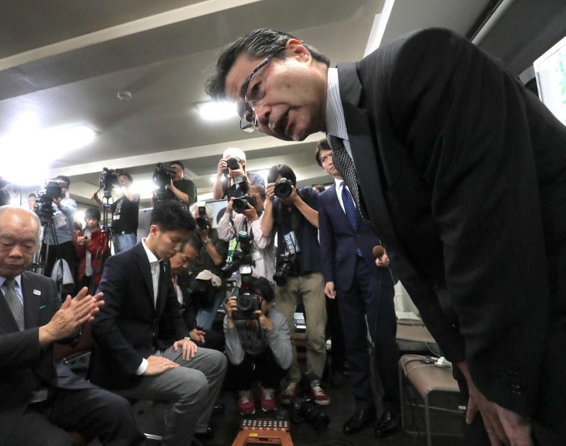 厳しい表情で支援者に頭を下げる若狭勝氏=東京都豊島区で2017年10月23日午前0時3分、和田大典撮影