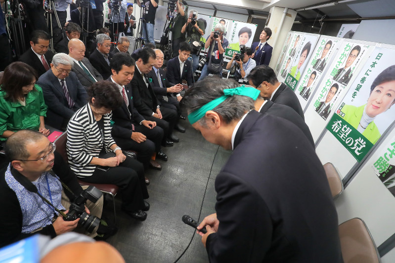 台風接近を理由に解散を呼びかけ、互いに一礼する若狭勝氏の支援者たち=東京都豊島区で2017年10月22日午後10時44分、和田大典撮影
