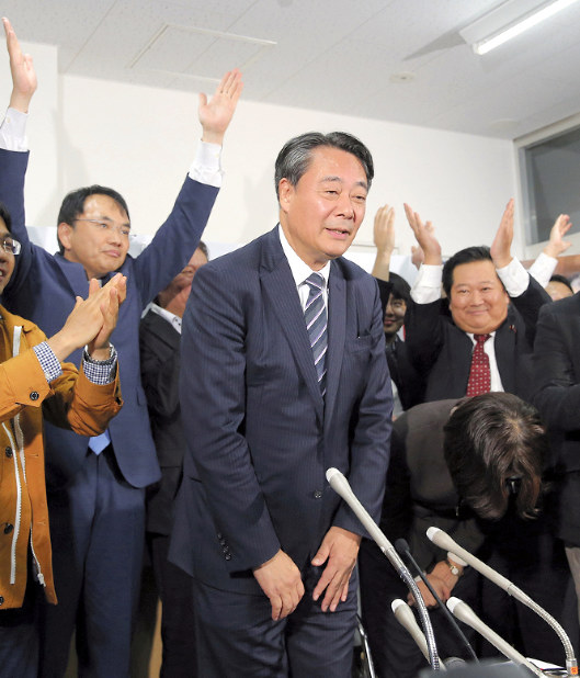 当選が確実となり、支援者に祝福される立憲民主党の海江田万里氏(中央)=東京都新宿区で2017年10月23日午前0時1分、長谷川直亮撮影