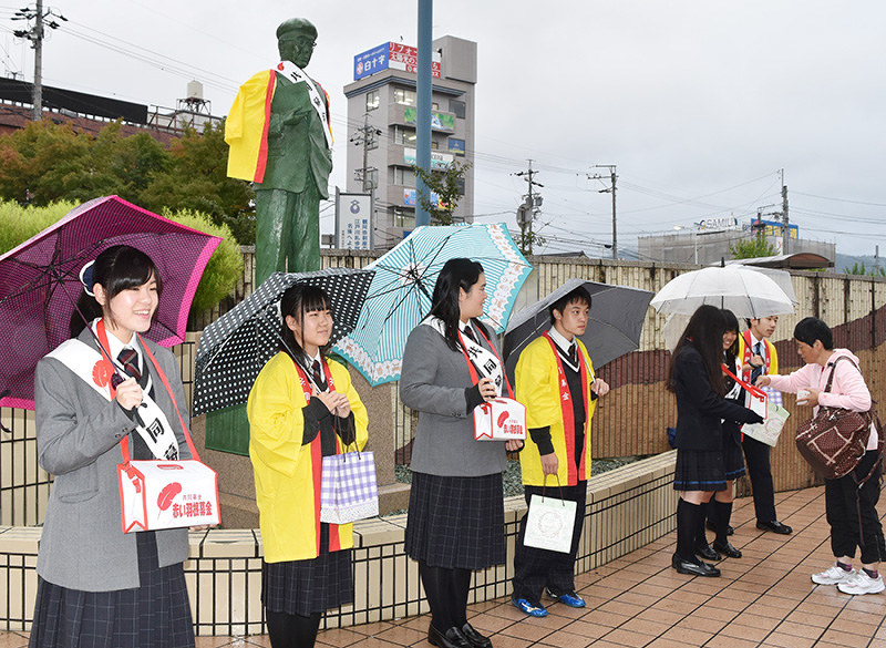 赤い羽根共同募金 高校生７人が呼び掛け 名張 乱歩像前 三重 毎日新聞