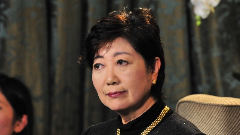 報道陣の質問に耳を傾ける希望の党の小池百合子代表=パリで2017年10月22日、賀有勇撮影