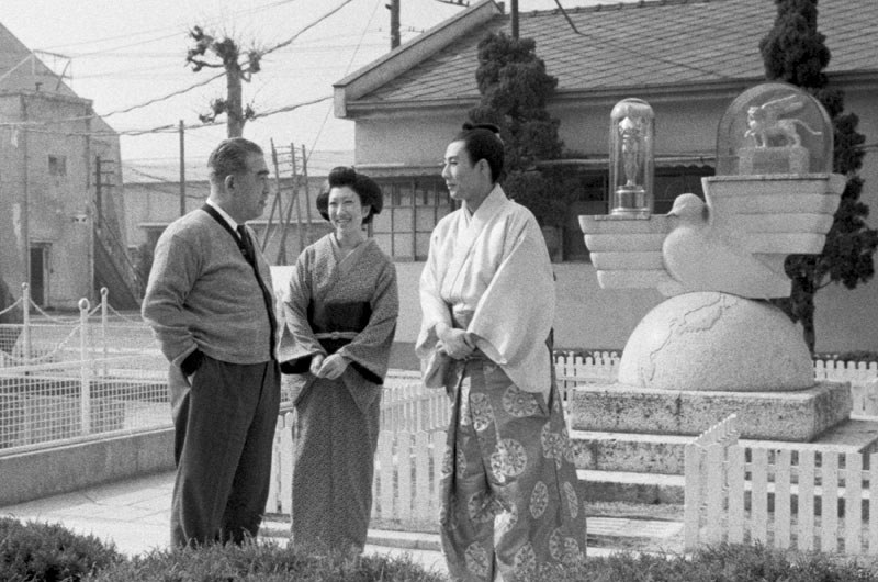 1957年、大映京都撮影所の“グランプリ広場”の市川雷蔵(右端)ら。撮影所売却でこの広場もなくなった