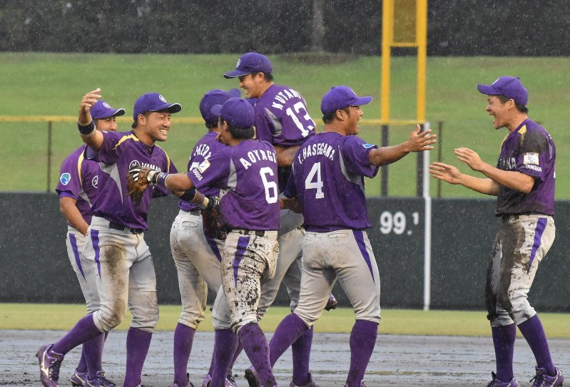 雨中の激戦となった代表決定戦で三菱重工名古屋を破ったヤマハの選手たち。苦しみ抜いた末に、2大会連続出場を果たした=大谷和佳子撮影