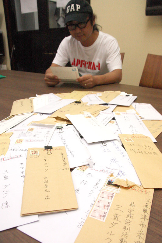薬物事件の被告らから届いた手紙を読む三重ダルク代表の市川岳仁さん=津市で、飯田憲撮影