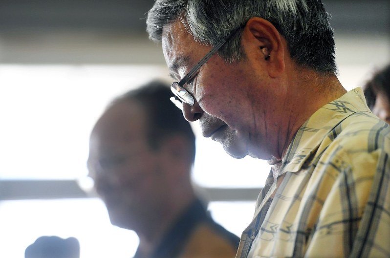 沖縄4区での敗北が確実となり、事務所で支援者へのあいさつに臨む仲里利信氏=沖縄県南風原町で2017年10月23日午後1時5分、津村豊和撮影