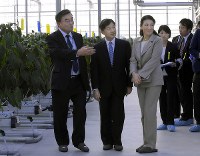 次世代型園芸ハウスを見学される皇太子ご夫妻＝高知県南国市で、代表撮影