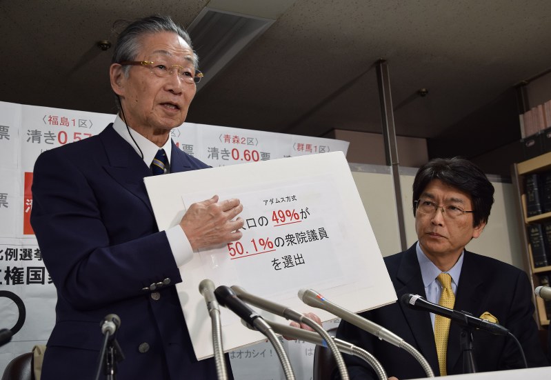 「1人1票」の実現を訴える升永英俊弁護士(左)ら=東京・霞が関の司法記者クラブで2017年10月23日、伊藤直孝撮影