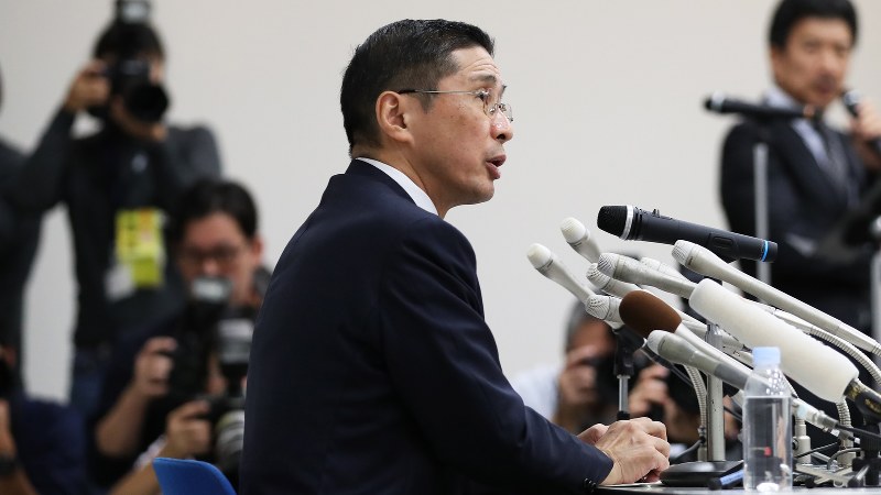 新車の無資格検査問題で記者会見に臨む西川広人社長=2017年10月19日、小出洋平撮影