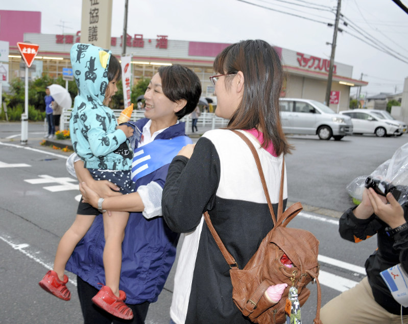 逆風が伝えられた選挙戦だったが、山尾さんを待つ女性たちがいた=愛知県大府市で、2017年10月15日、田村彰子撮影