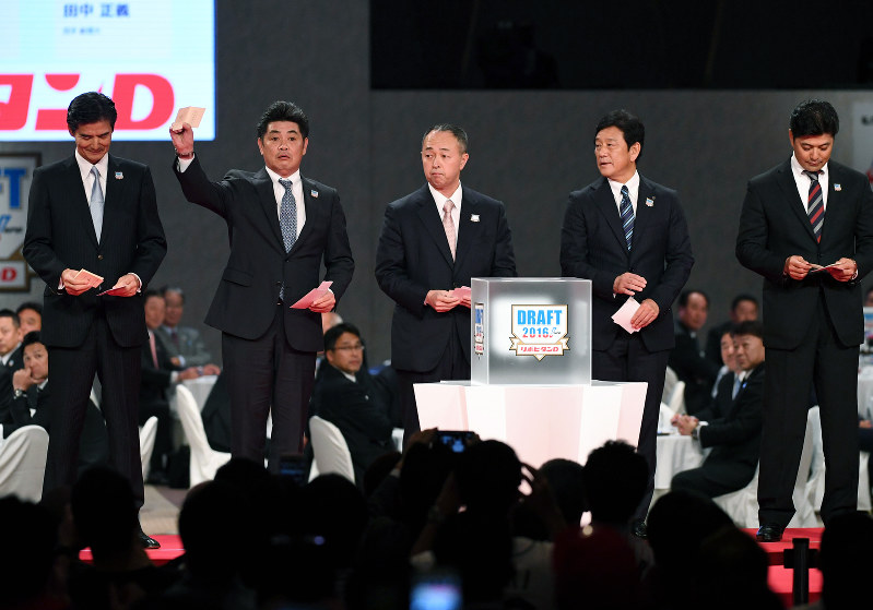 プロ野球ドラフト会議で田中正義投手との交渉権を引き当てたソフトバンクの工藤公康監督(左から2人目)=東京都港区で2016年10月20日、丸山博撮影