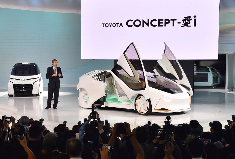 東京モーターショーのプレスデーで披露されたトヨタ自動車のコンセプトカー=東京都江東区で2017年10月25日午前8時36分、西本勝撮影