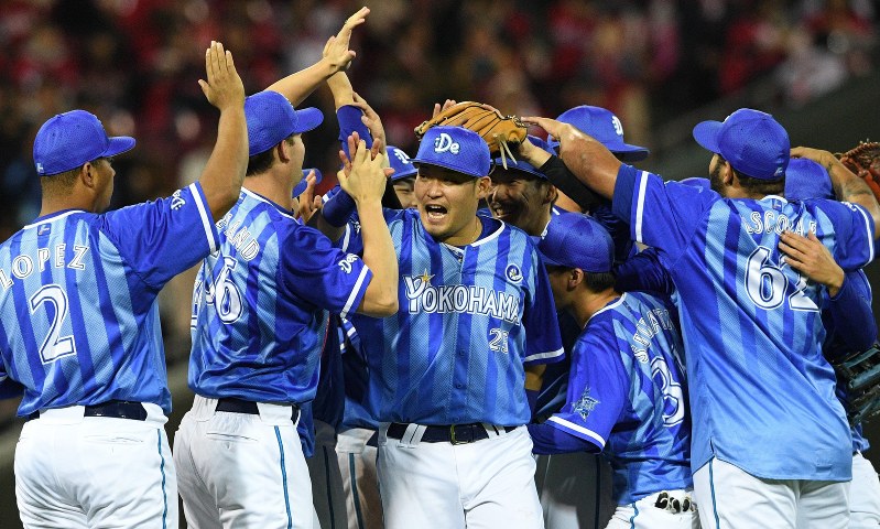 【広島-DeNA】日本シリーズ進出を決め喜ぶ、筒香(中央)らDeNAの選手=大西岳彦撮影