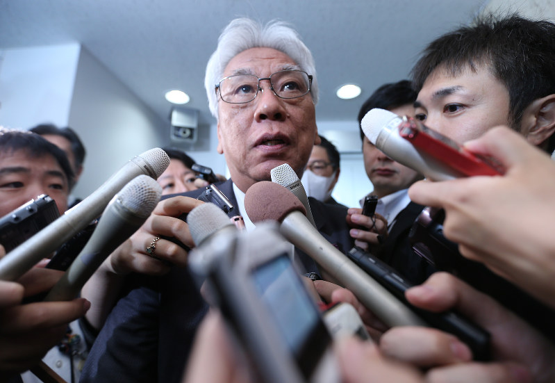 民進党・前原代表との会談後、記者の質問に答える小川敏夫・参院議員会長=東京都千代田区で2017年10月24日午後6時53分、小出洋平撮影
