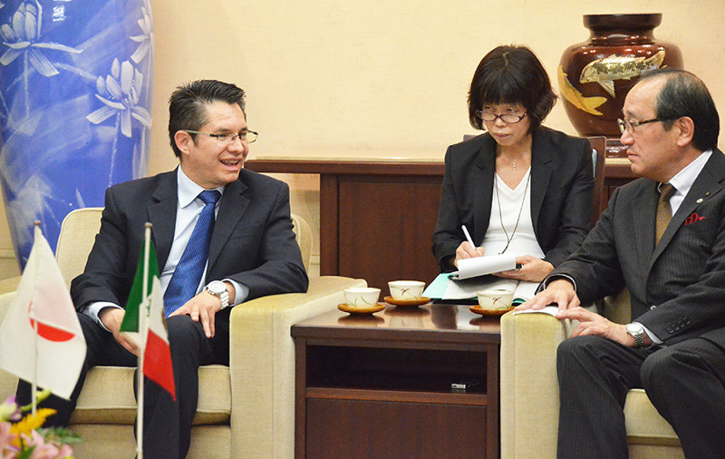 松井一実・広島市長(右)を表敬訪問するメキシコ体操協会のグスターボ・サラサール会長(左)=広島市役所で、竹下理子撮影