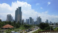 摩天楼がそびえるパナマ市街。右手は太平洋（写真は筆者撮影）