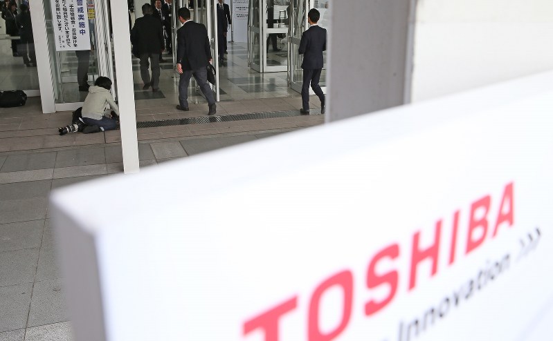 臨時株主総会の会場に向かう東芝の株主ら=2017年10月24日、小川昌宏撮影