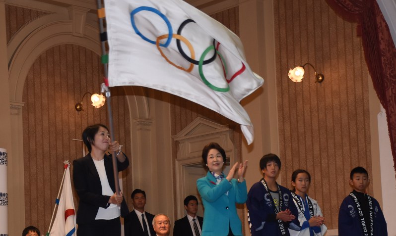 五輪旗を振る池田めぐみさん(左)=山形市旅篭町の文翔館で