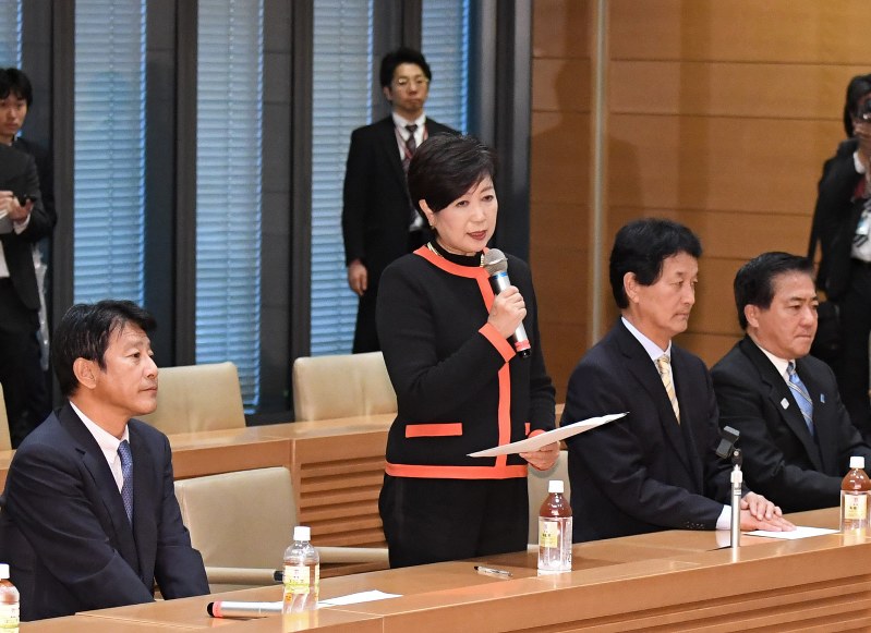 希望の党の両院議員懇談会の冒頭であいさつする代表の小池百合子東京都知事(左から3人目)=東京都千代田区で2017年10月25日午後3時6分、竹内紀臣撮影