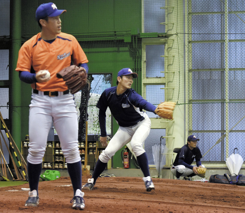 投球練習するNTT東日本の西村天裕(左)や堀誠(中央)