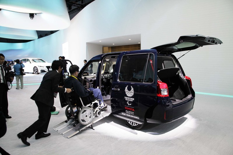 東京モーターショーに出展されたトヨタのJPNタクシー。車いすでも乗降が可能だ=東京都江東区の東京ビッグサイトで2017年10月26日午前11時45分、新澤公介撮影
