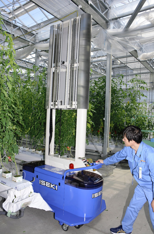 夜間に無人で植物の光合成機能を診断するロボット=松山市の井関農機モデル植物工場で松山市馬木町で2017年10月3日、松倉展人撮影