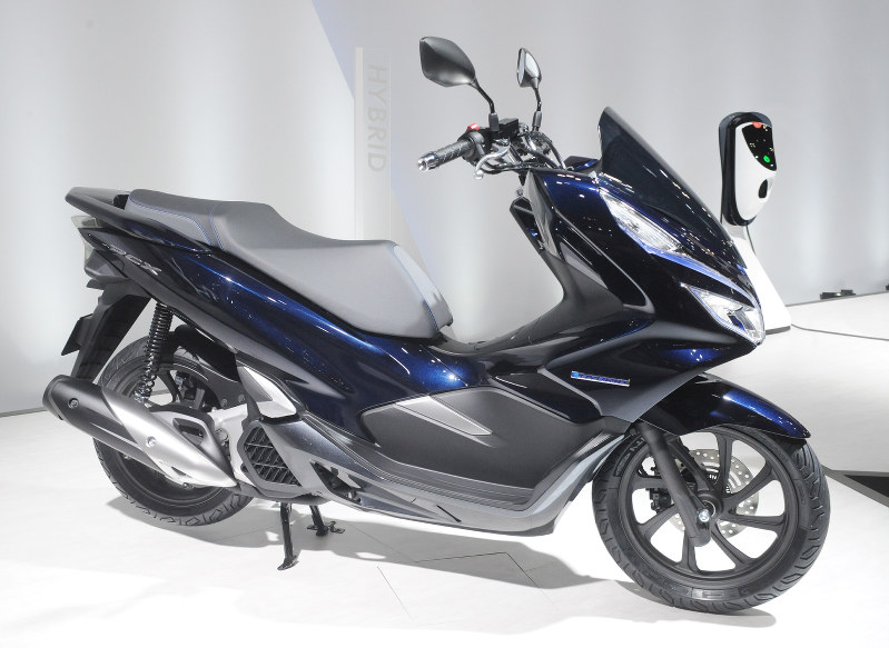 東京モーターショーに出展されたHVモデルのPCX=東京都江東区の東京ビッグサイトで2017年10月25日、佐藤浩二撮影