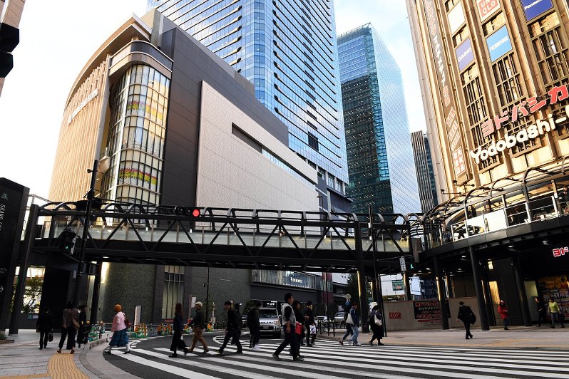 完成したグランフロント大阪(後方)とヨドバシカメラマルチメディア梅田をつなぐ連絡橋(中央)=大阪市北区で2017年10月25日午後4時42分、平川義之撮影