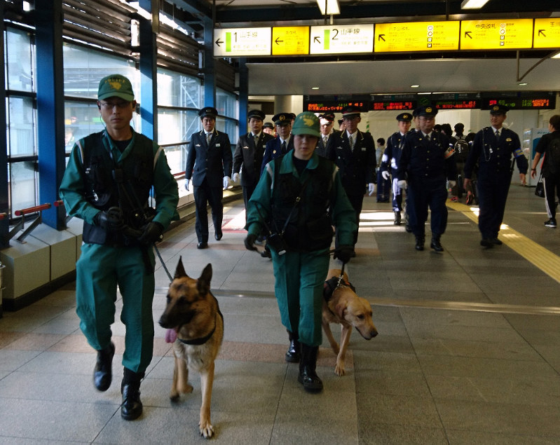 警備犬と駅構内をパトロールする警察官ら=渋谷区で2017年10月23日午後2時9分、堀智行撮影