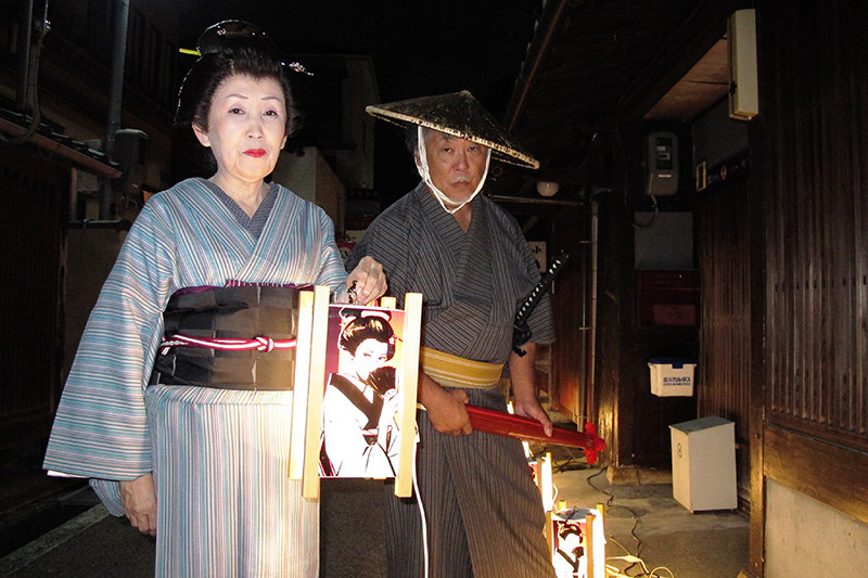 完成した行灯を手に「袋町の風情を楽しんで」という飲食店主ら=彦根市河原2で、西村浩一撮影