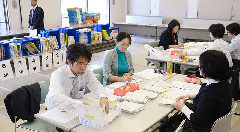 学年ごとに分かれて審査する教諭ら=島根県浜田市野原町の市総合福祉センターで、谷由美子撮影
