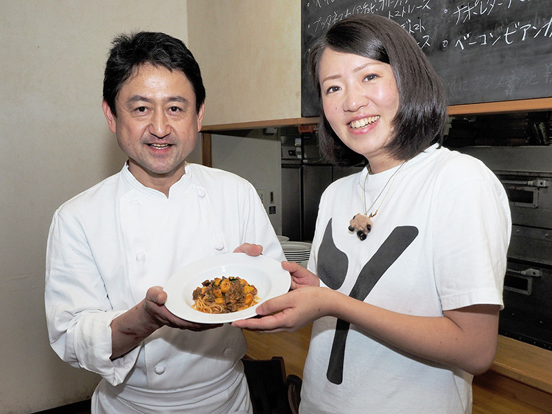 津和野産イノシシ肉の普及で力を合わせる栗原紗希さん(右)と赤松健二さん=島根県津和野町後田の「ピノロッソ」で、横井信洋撮影